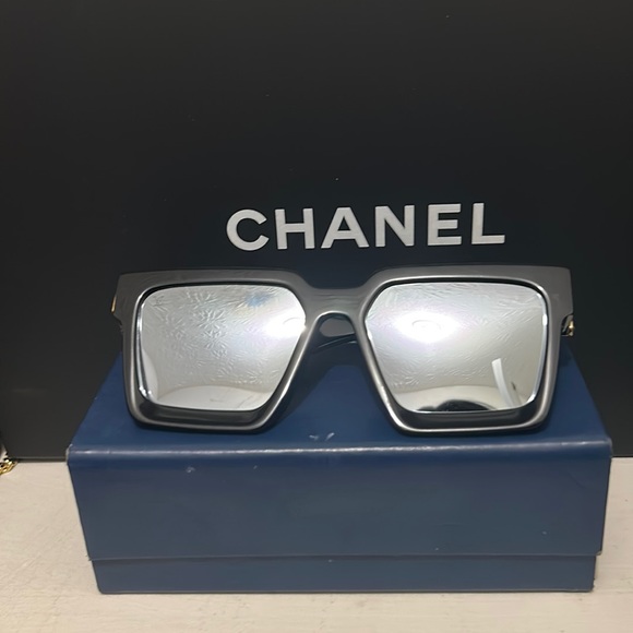 Louis Vuitton Other - Men’s Louis Vuitton Sun Glasses